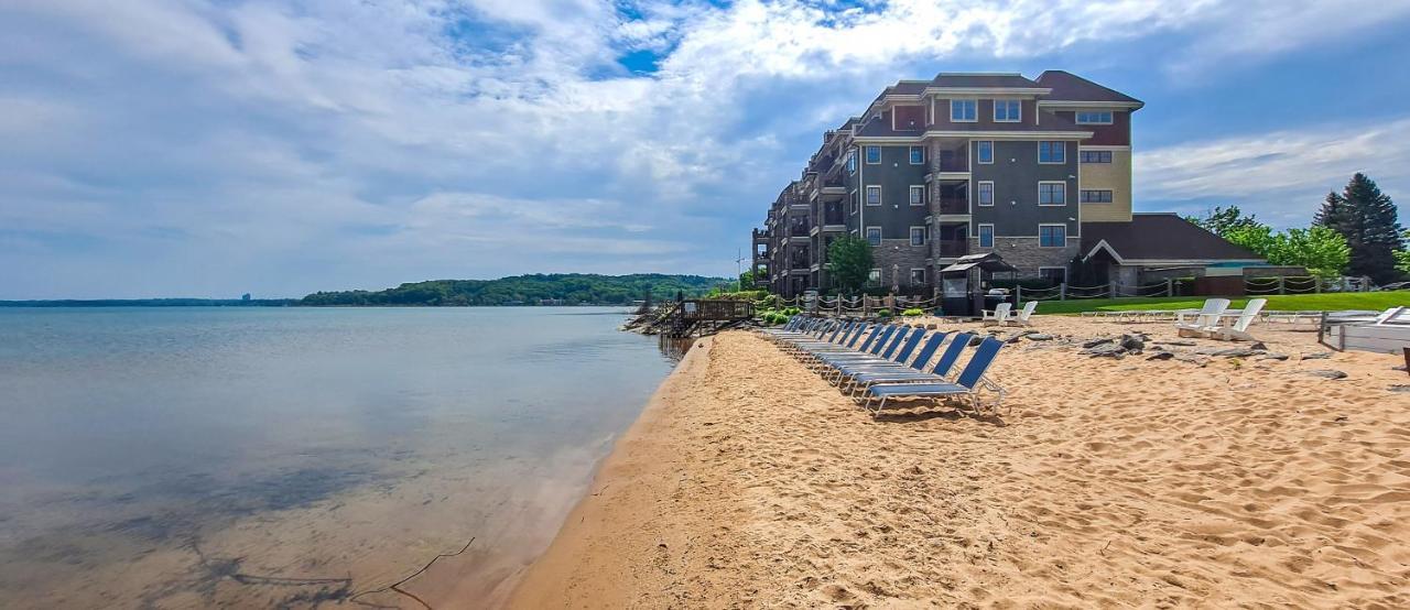 Tamarack Lodge Травърс Сити Екстериор снимка