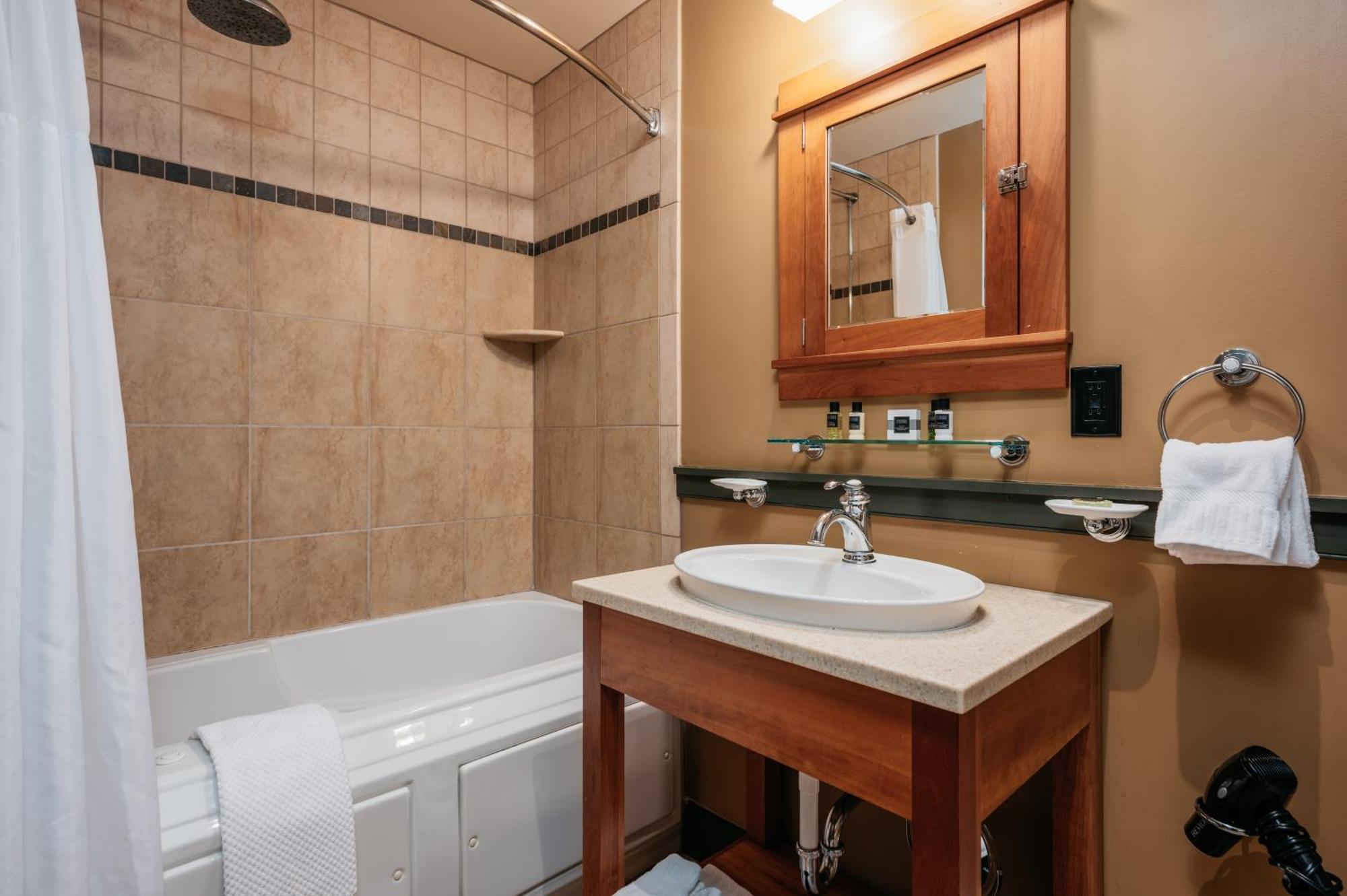 Tamarack Lodge Травърс Сити Стая снимка