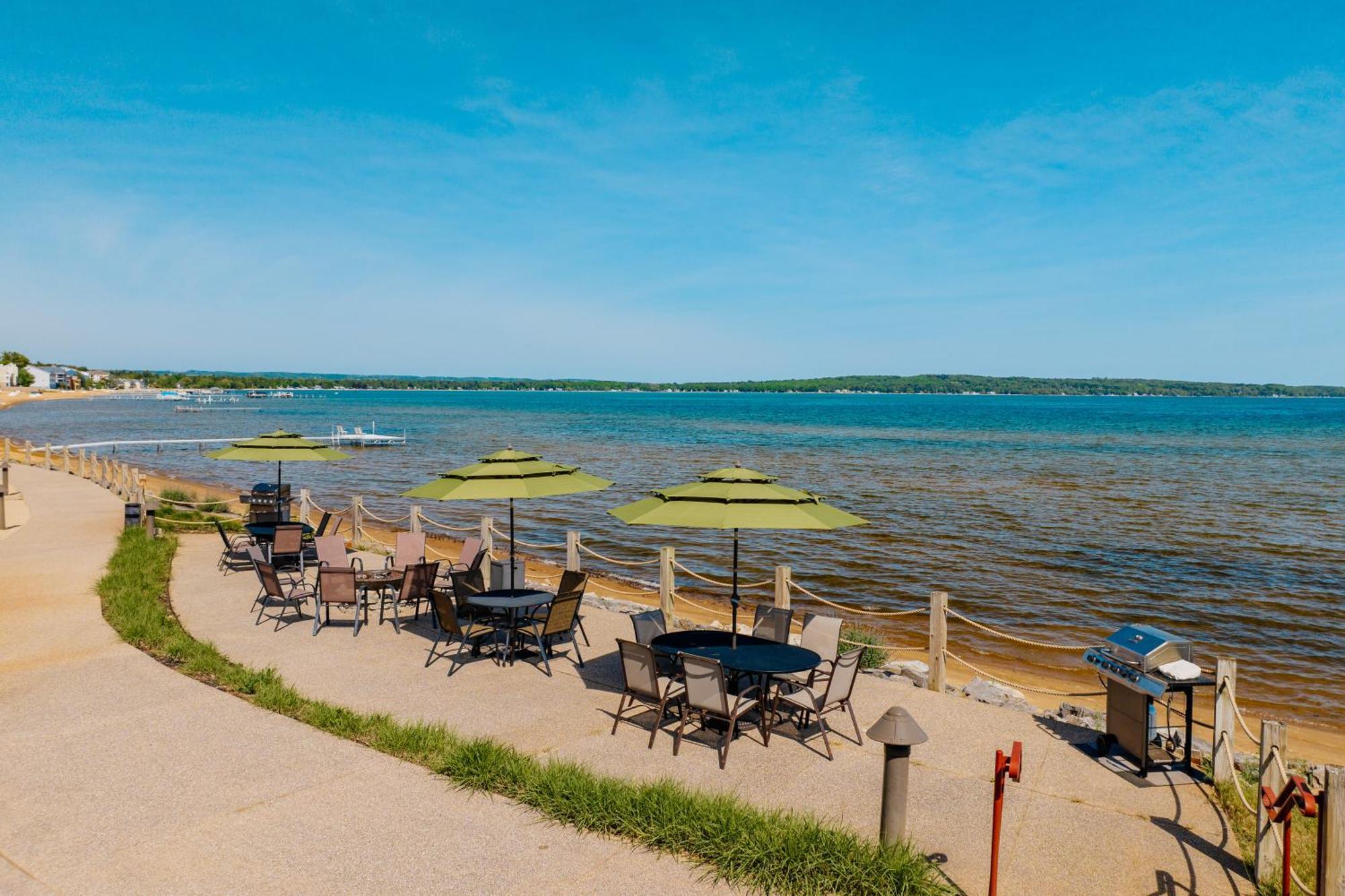 Tamarack Lodge Травърс Сити Екстериор снимка
