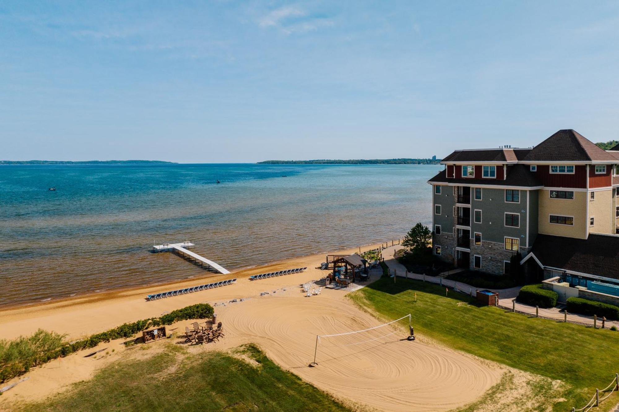 Tamarack Lodge Травърс Сити Екстериор снимка