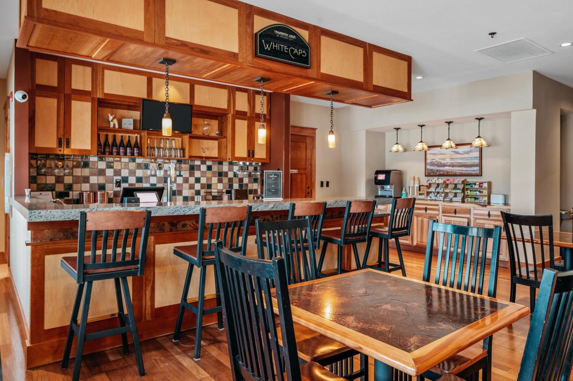 Tamarack Lodge Травърс Сити Екстериор снимка