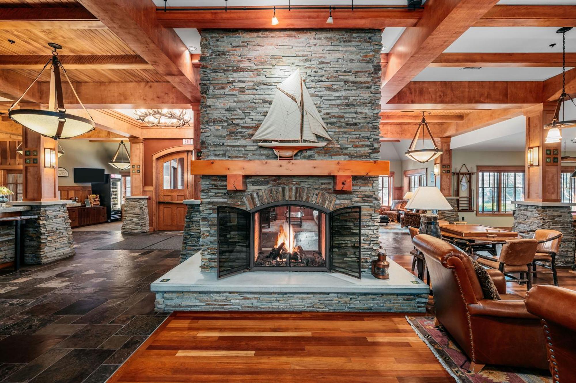 Tamarack Lodge Травърс Сити Екстериор снимка